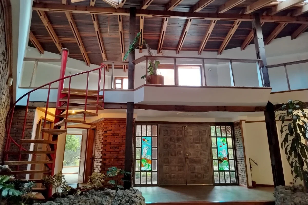 Interior con mezanine, escalera de caracol y vitrales