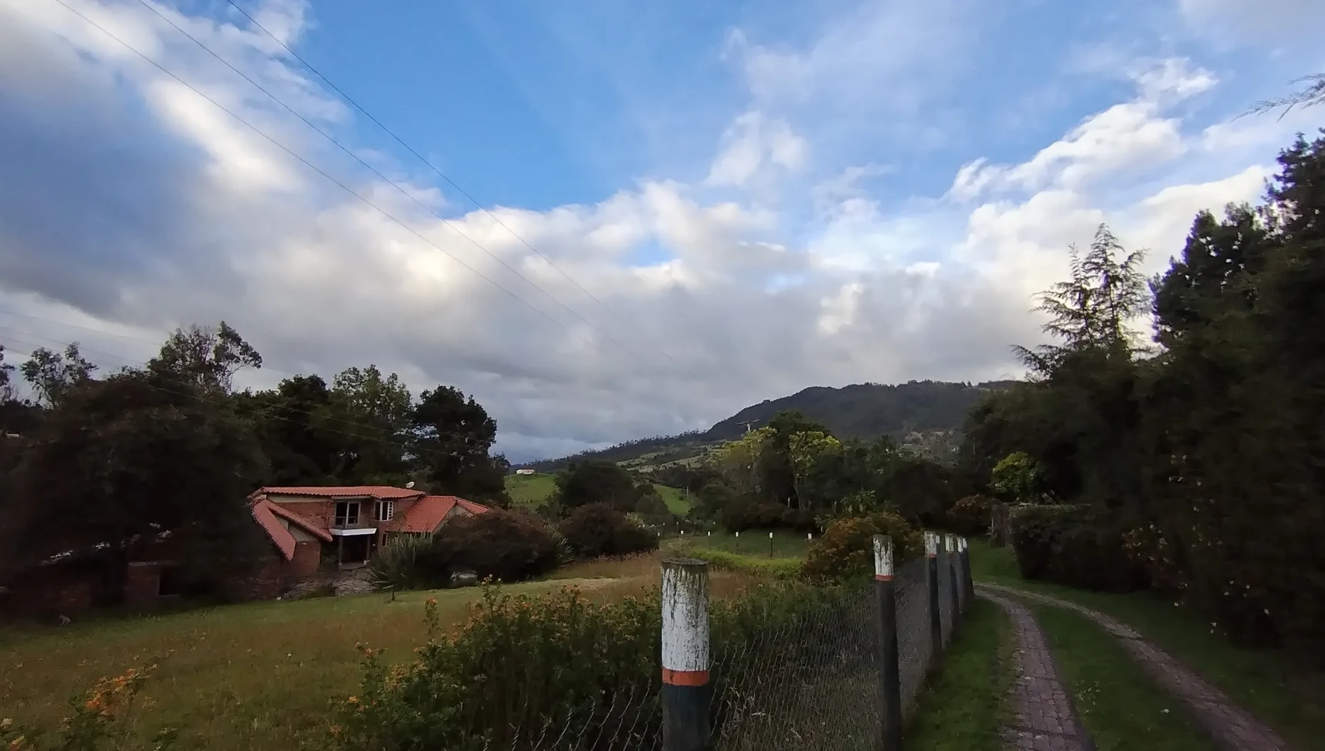 Vista panorámica de La Casa Marín con los cerros de La Calera al fondo